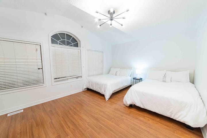 Მე-3 საძინებელი 2 ორადგილიანი საწოლით და დიდი სრული სიგრძის სარკით. 