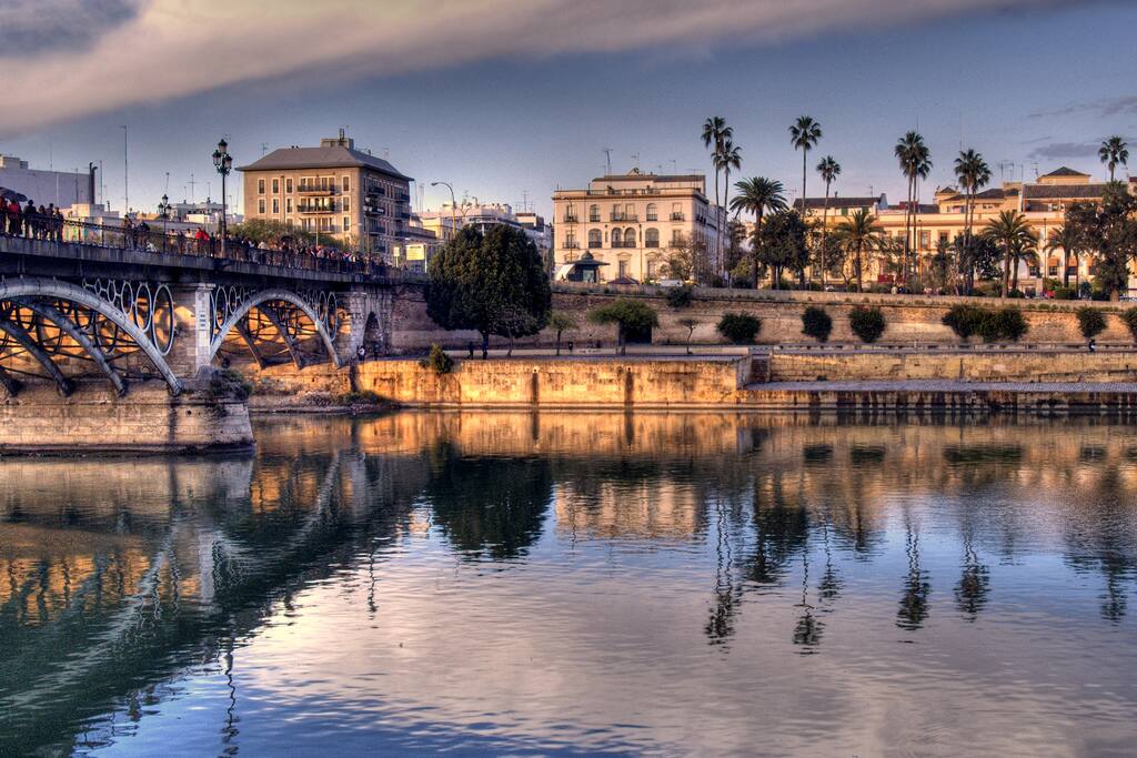 Próxima al puente de Triana