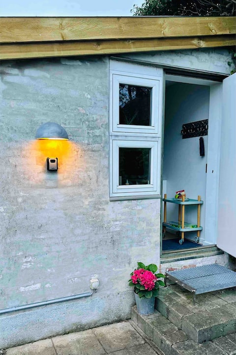 Annex central location, stairs.