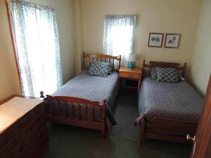 Dos camas individuales en el segundo dormitorio de arriba.