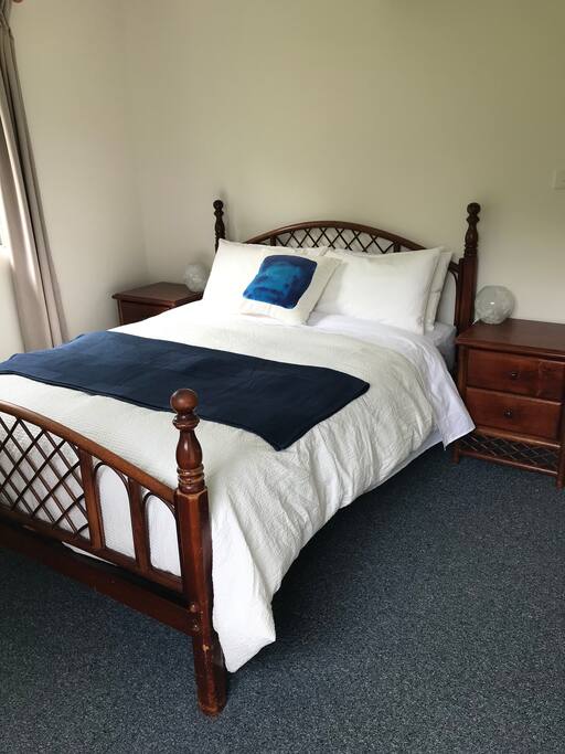 Spacious main bedroom with Queen size bed