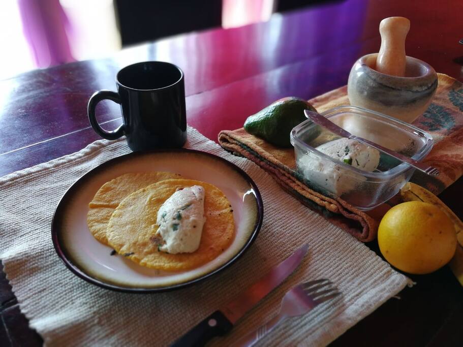 Desayuno típico de tortillas de maíz más complemento