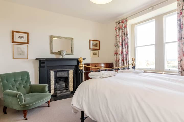 Šarmantna spavaća soba s bračnim krevetom na prvom katu.