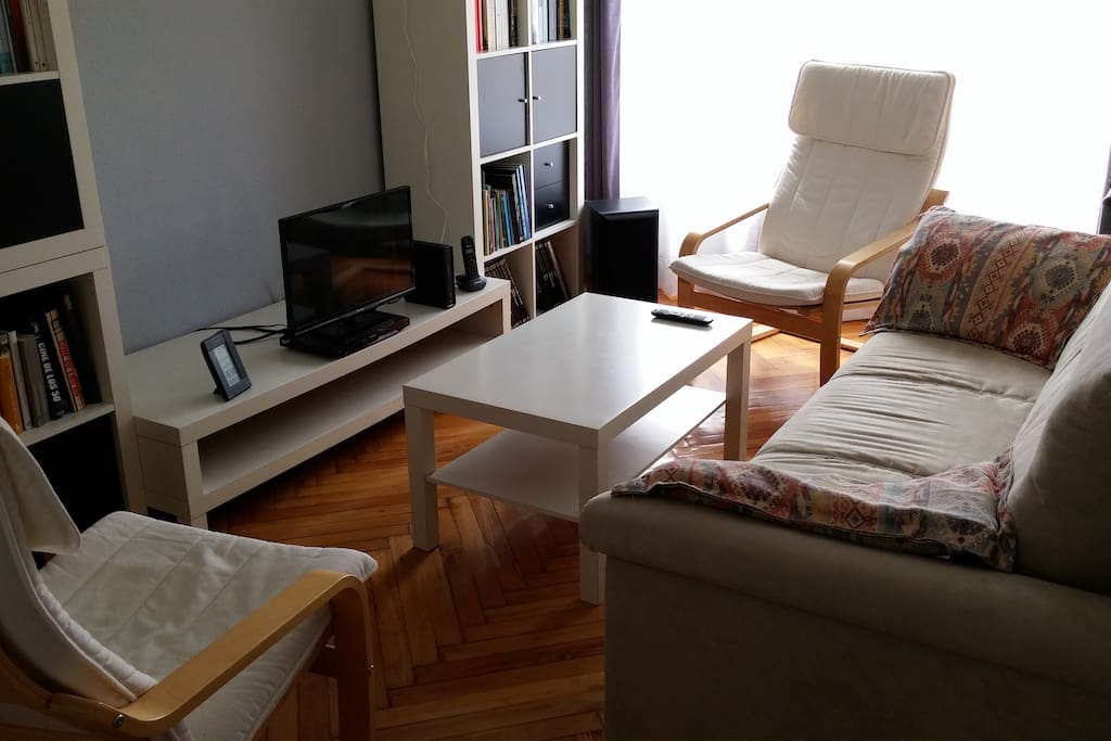 Salón con tv, dvd, equipo de música.