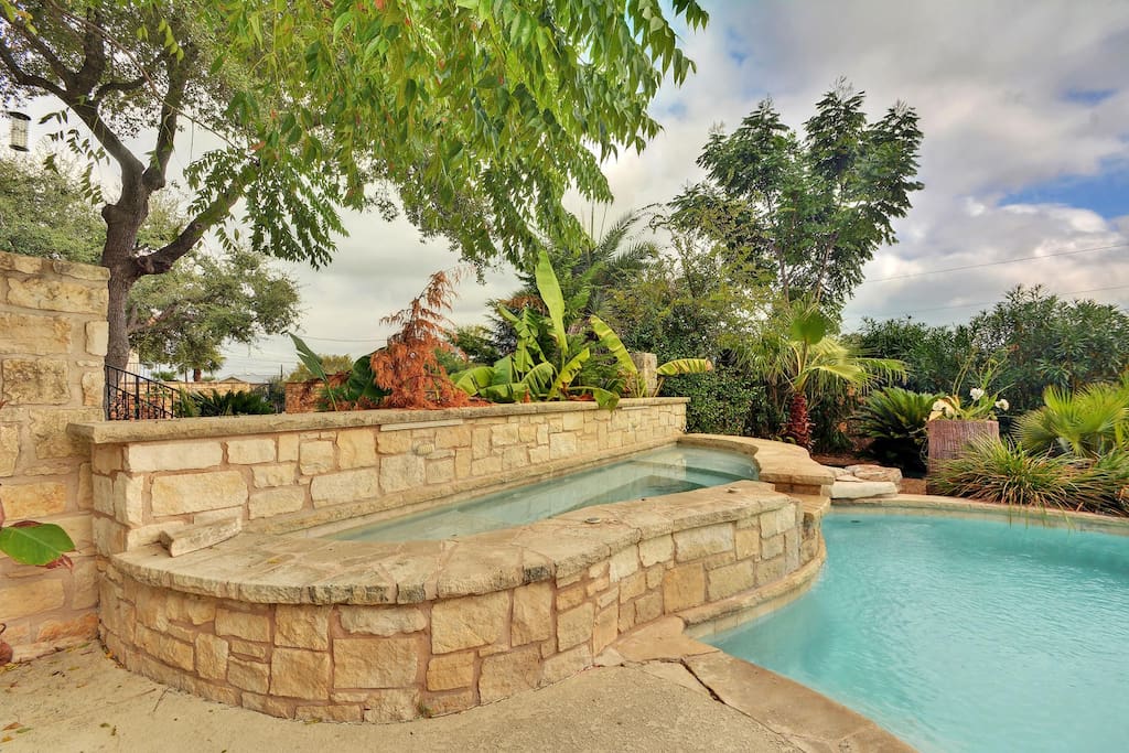 A Hill Country beauty! Sip wine beside the pool and spa.