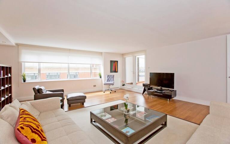 Stunning and Spacious Penthouse on Sloane Avenue gallery image 3