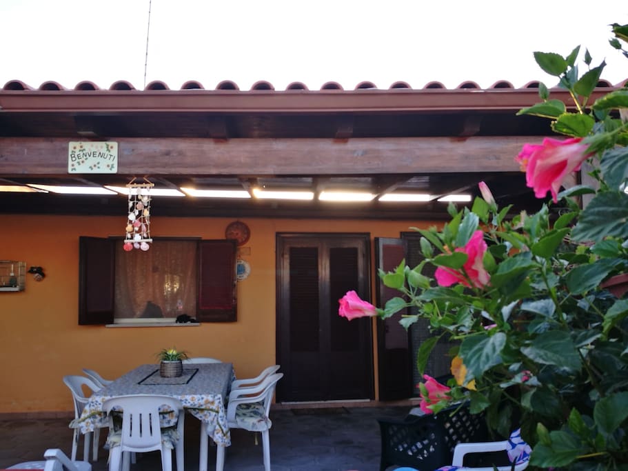 Spazio aperto con copertura in legno