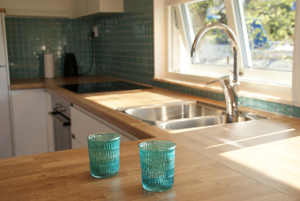 Kök med matplats. Kitchen with dining area.