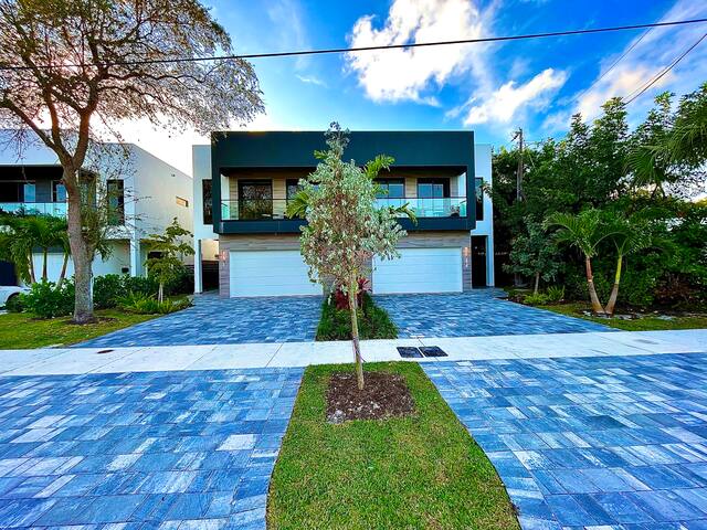 Modern Las Olas Oasis Near Beach | Pool • Hot Tub gallery image 3
