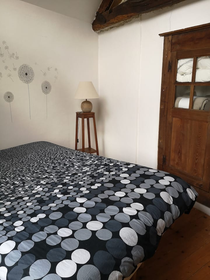 Chambre beige. Lits jumeaux de 80 x 200 cm