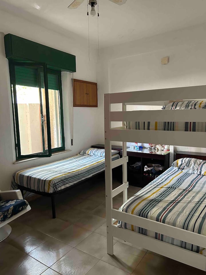 配有3张单人床的房间