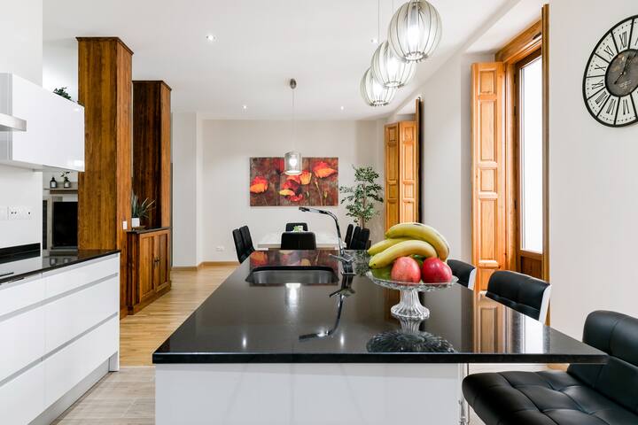 Señorial y generoso apartamento en plena Gran Vía madrileña gallery image 2