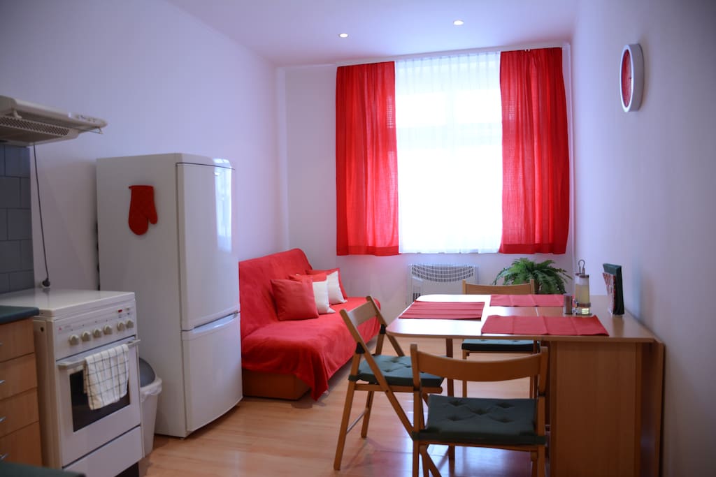 A kitchen with a sofa for up to 2 people. Here you can all eat and talk together at a big table.