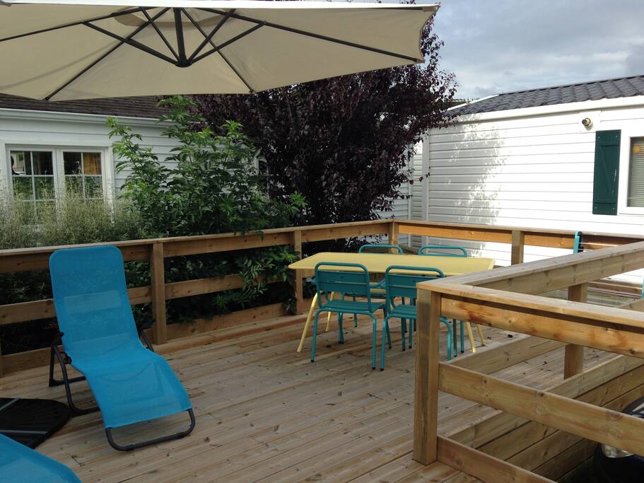 Terrasse aménagée en L (30 m²), - vue mer