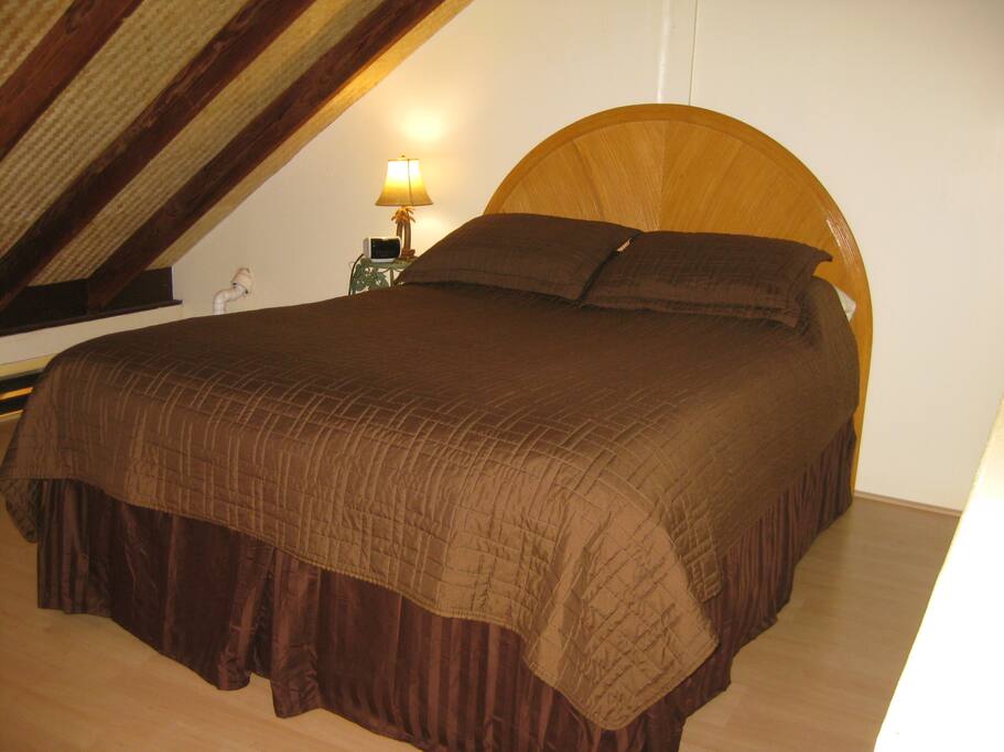 Queen bed in loft area
