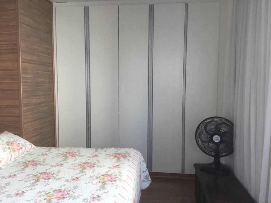 Armarios com gavetas e cabides