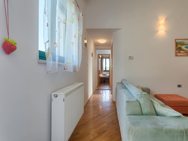 Un couloir de salon qui mène à des chambres