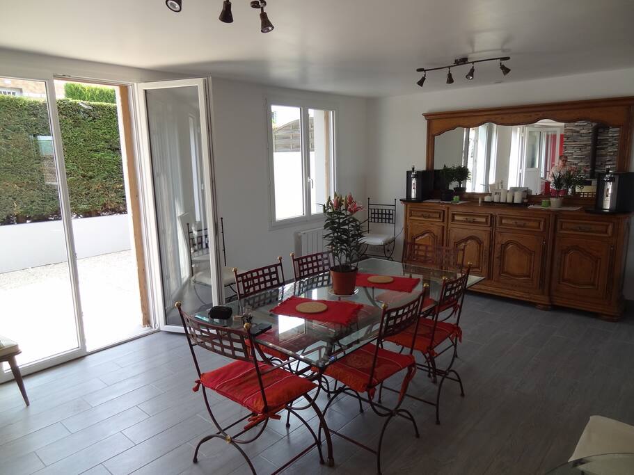 Salle avec accès sur la terrasse
