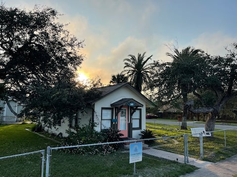 A Private Cozy Cottage in Central Aransas Pass