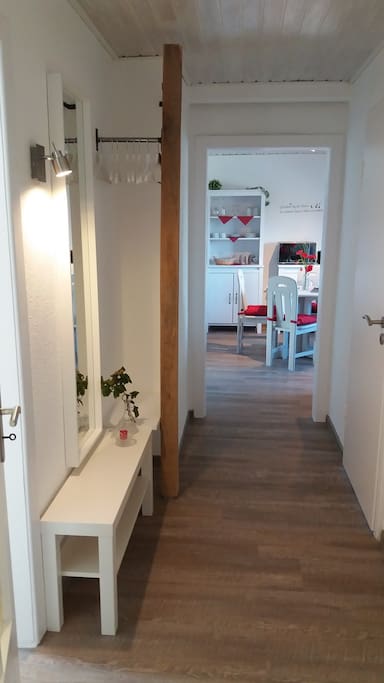 Flur mit Garderobe und Spiegel