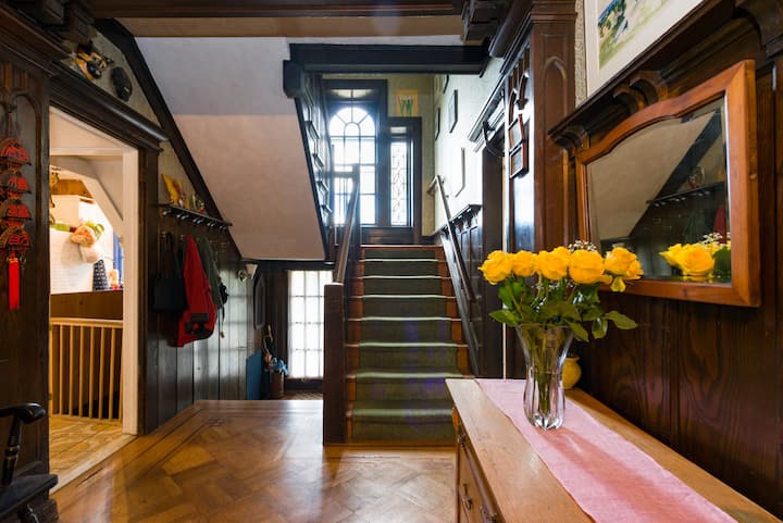 Pasillo de entrada, flanqueado por cocina, comedor y salas de estar. 