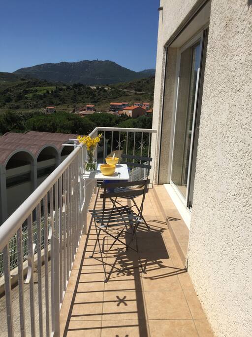 Balcon bien agréable pour prendre le petit déjeuner et apprécier la magnifique vue !