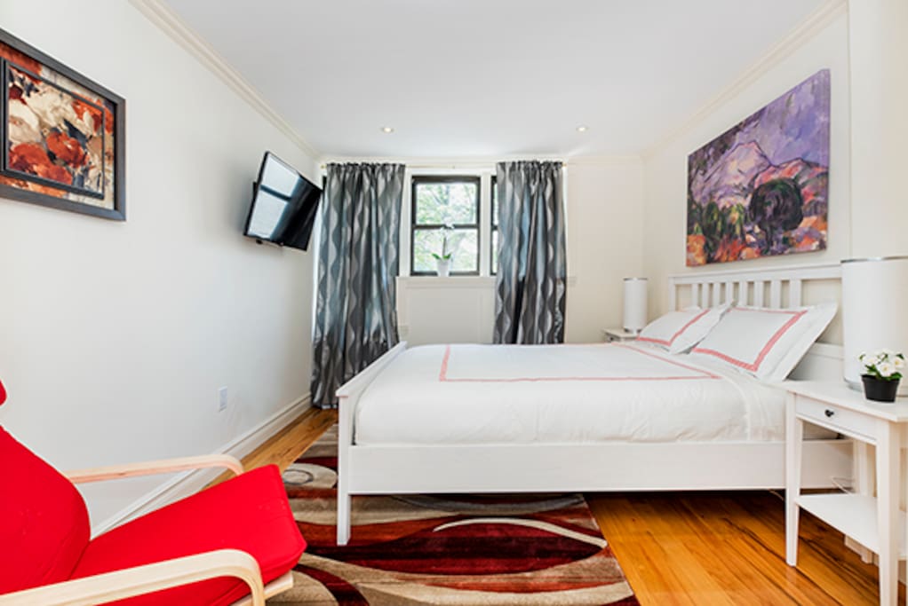 Master bedroom is captivating. 3 large windows and lots of light. A new bed with new mattress & bedding. Custom artwork & a large flatscreen TV.
Darkening curtains for sleeping in!