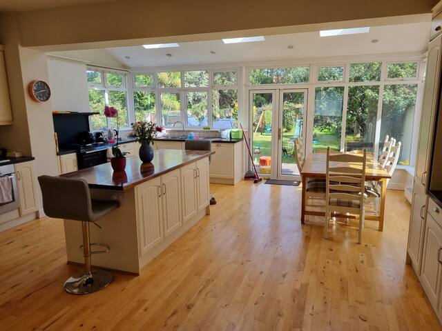 Beautiful spacious 5 bedroom home gallery image 5