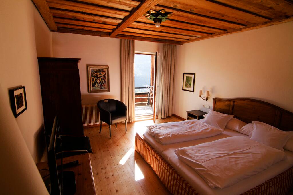 Schlafzimmer 1