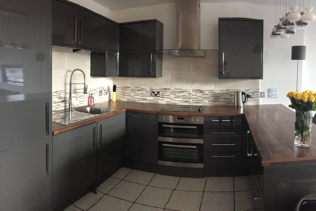 Kitchen with integrated Hob, Oven, Fridge & Freezer, Washing machine & dishwasher.