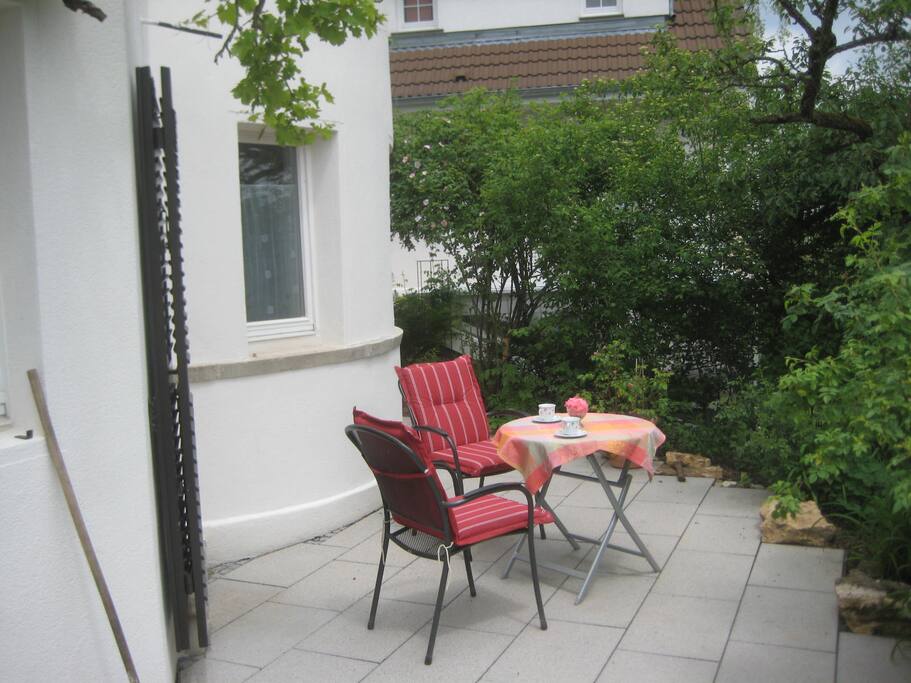 Große Gartenterrasse