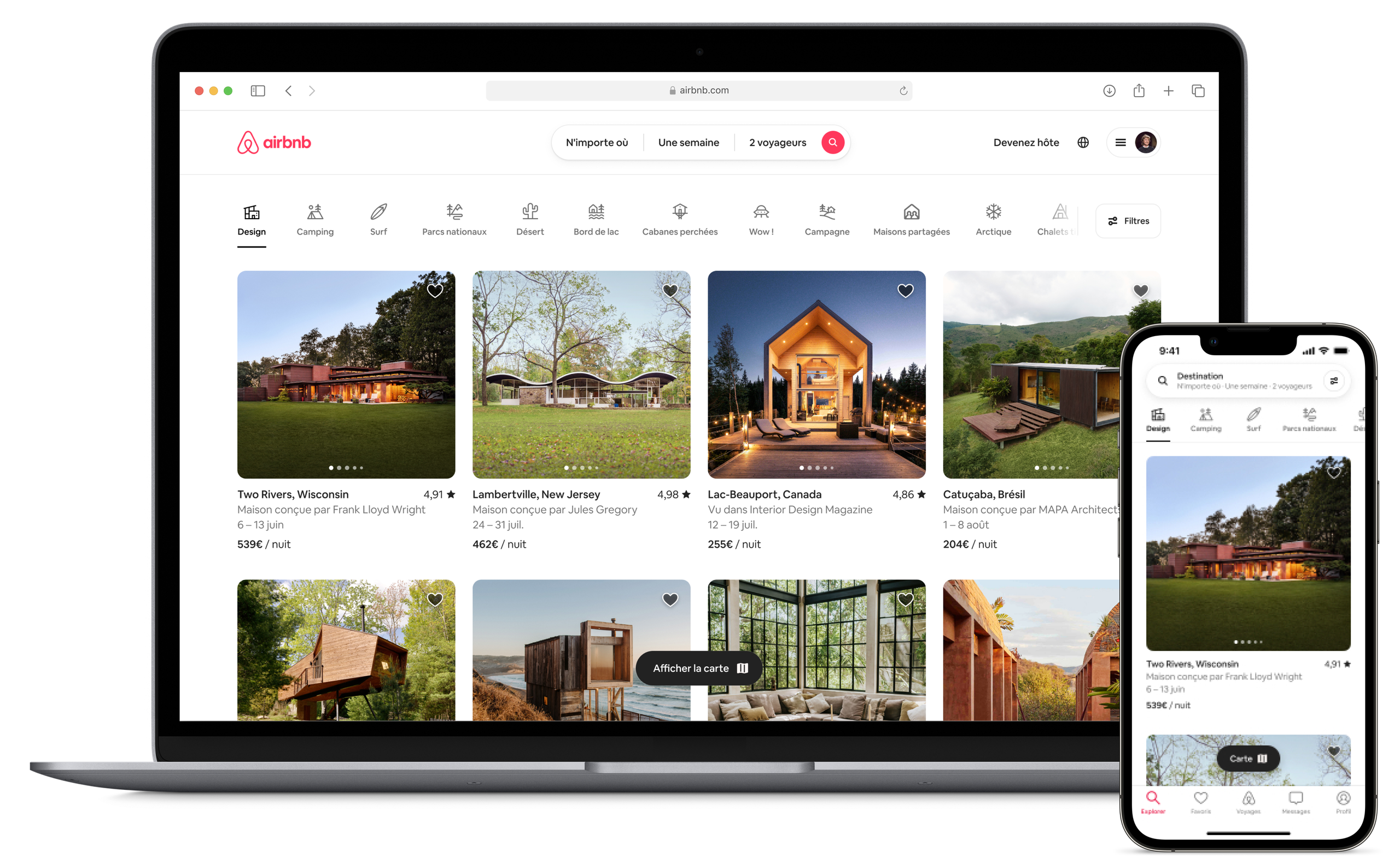 Un ordinateur portable ouvert et un téléphone portable montrent la nouvelle page d'accueil Airbnb, où sont affichées les photos des annonces de la catégorie Design d'Airbnb. Une rangée d'icônes en haut de la page présente les différentes catégories qu'un voyageur peut parcourir.