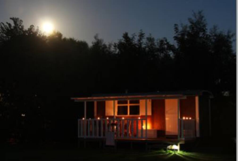 Pipowagen in maanlicht