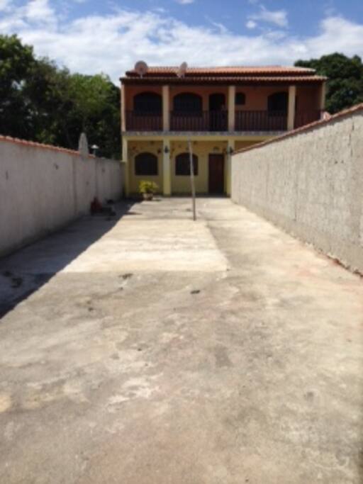 Entrada e quintal da casa