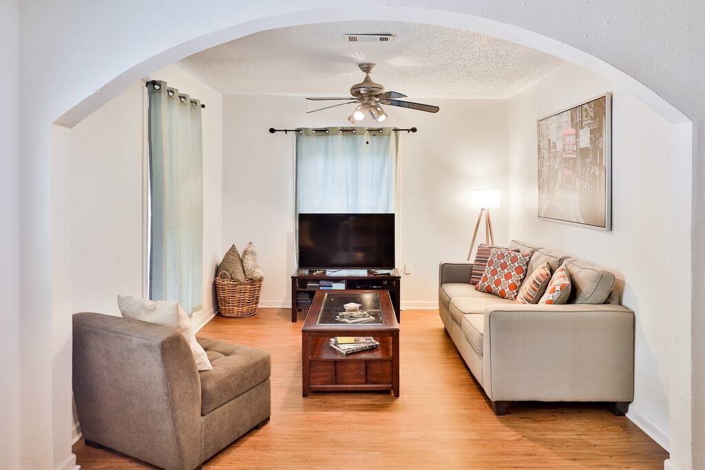 Living room with AppleTV, HBO, DirecTV (through AppleTV app included)