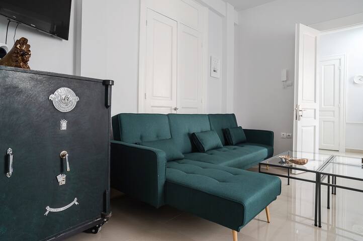 Polytimon, an Athenian Neoclassical Apartment gallery image 4