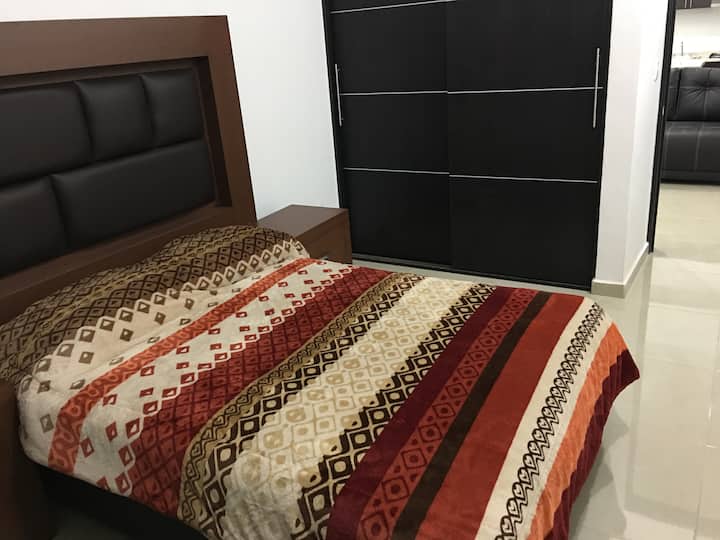 配有双人床和衣柜的卧室 