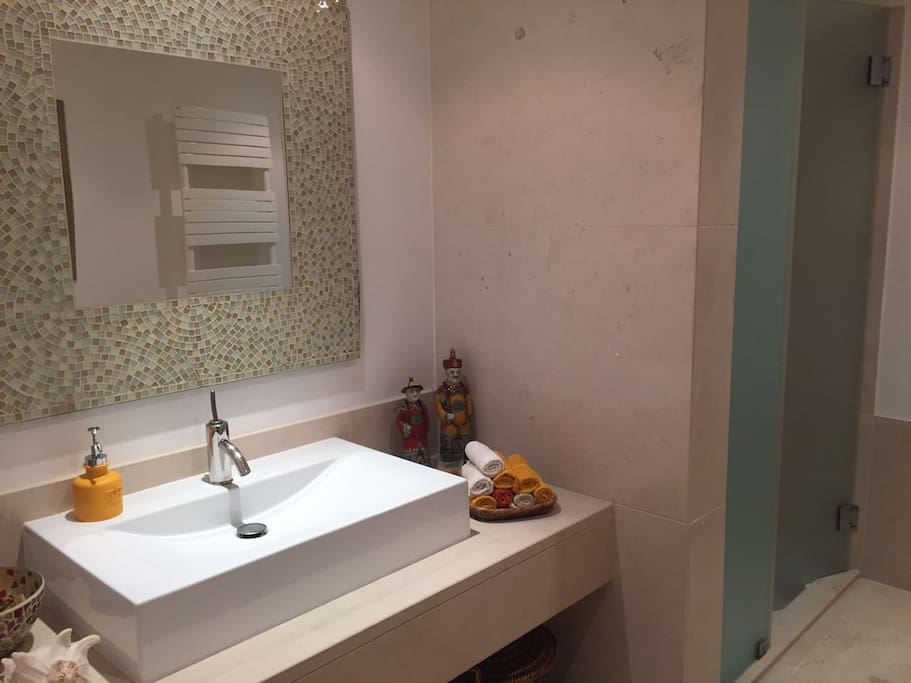 Guests' Bathroom
