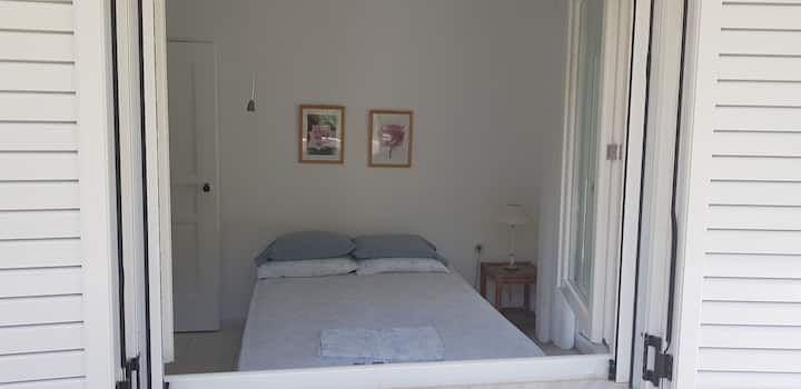 Chambre avec vue sur une pente verdoyante