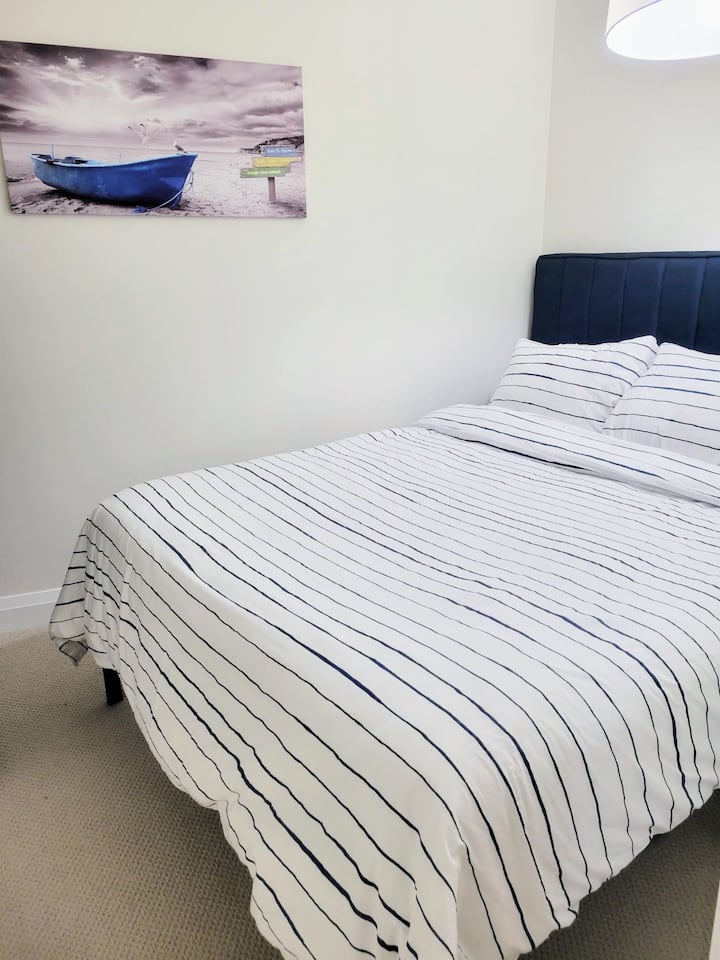 Druga udobna spavaća soba s udobnim bračnim krevetom (1,6 × 2 m).