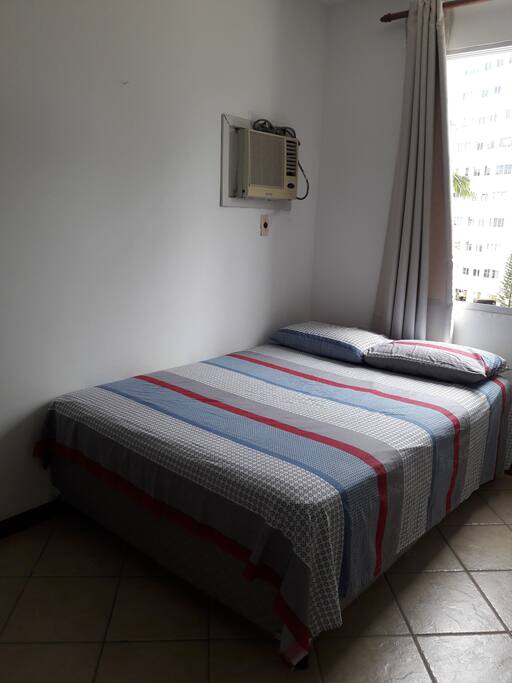 Quarto 1
(Cama Queen, Armário, Ar Condicionado, Ventilador Portátil, Cômoda 4 gavetas, TV 43" com TV a Cabo e Internet)