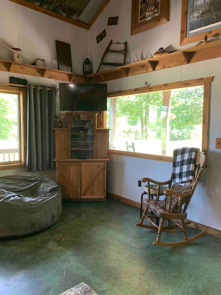 房间非常好。前门廊和侧门廊都有窗户。  摇椅右侧的门到前廊 