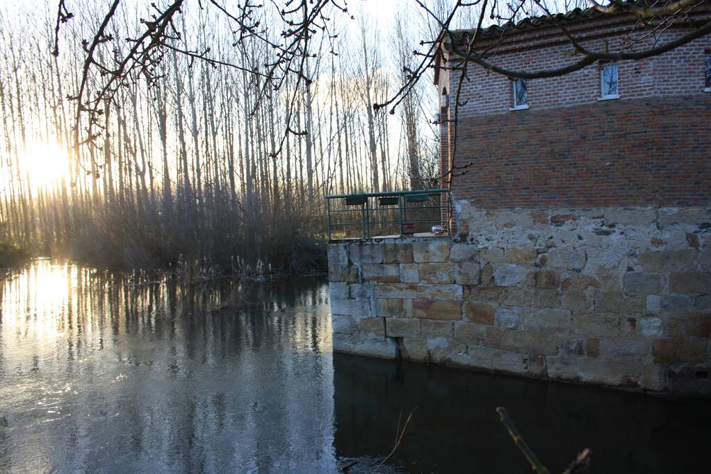 El atardecer en la Aceña. El río baña el edificio