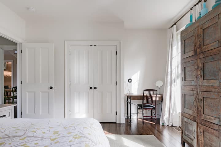 ห้องนอนผู้เข้าพักชั้นล่างพร้อมห้องน้ำส่วนตัวที่อาบน้ำ