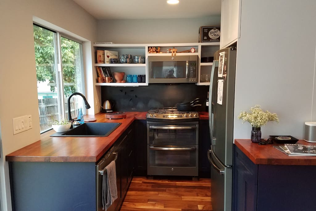 Well outfitted kitchen, high end appliances
