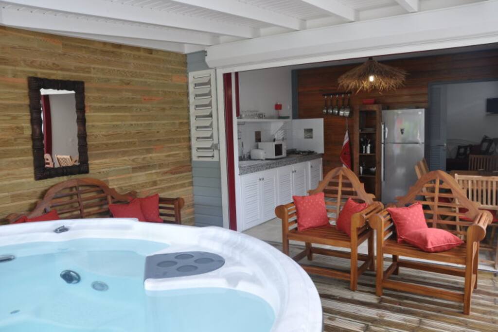 kokoplaj, A 150m de la plage du Helleux et à 10mn à pied de 2 lagons turquoises, T2 de charme avec jacuzzi climatisé équipé de la wifi.