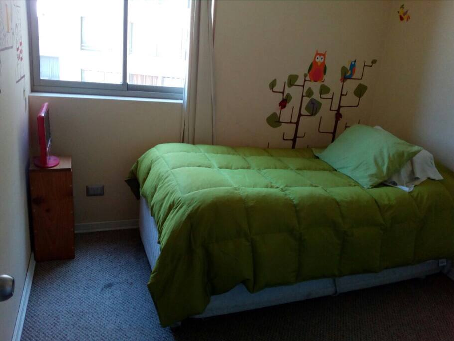 Dormitorio con decoración infantil y cama nido