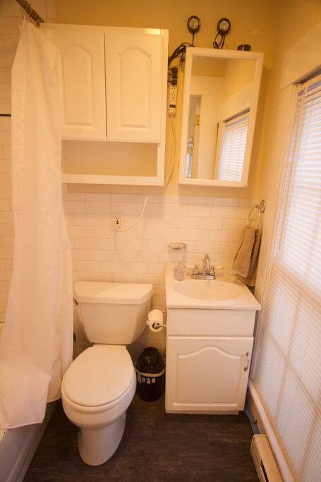 Clean, functional bathroom.