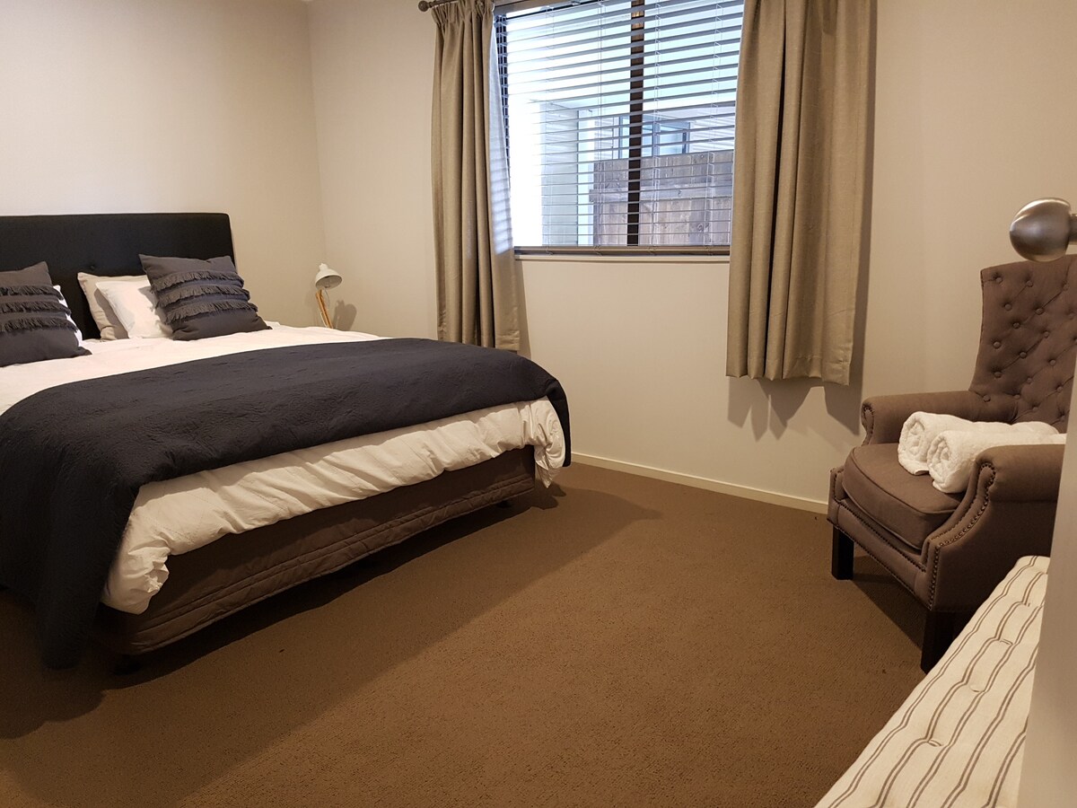 King Bedroom 2
Full King Size bed
Cotton linen on a pocket spring pillow top bed to make sure you get a comfortable nights stay