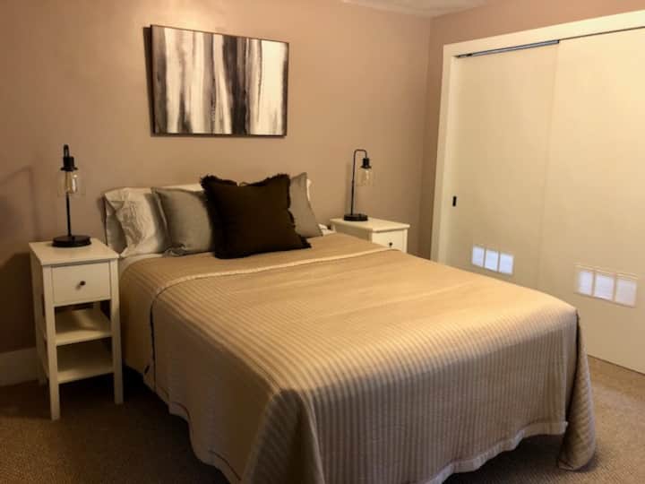 Chumba cha 1 cha kulala kina kitanda cha ukubwa wa malkia, kabati kubwa, kabati la kujipambia na kiti cha dirisha. 